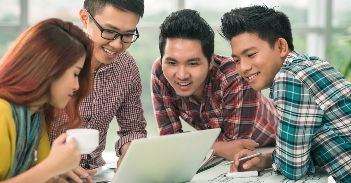 Студенты азиаты. Вьетнамец студент. Asian students networking photo. Central Asian students in Front of the Computer.