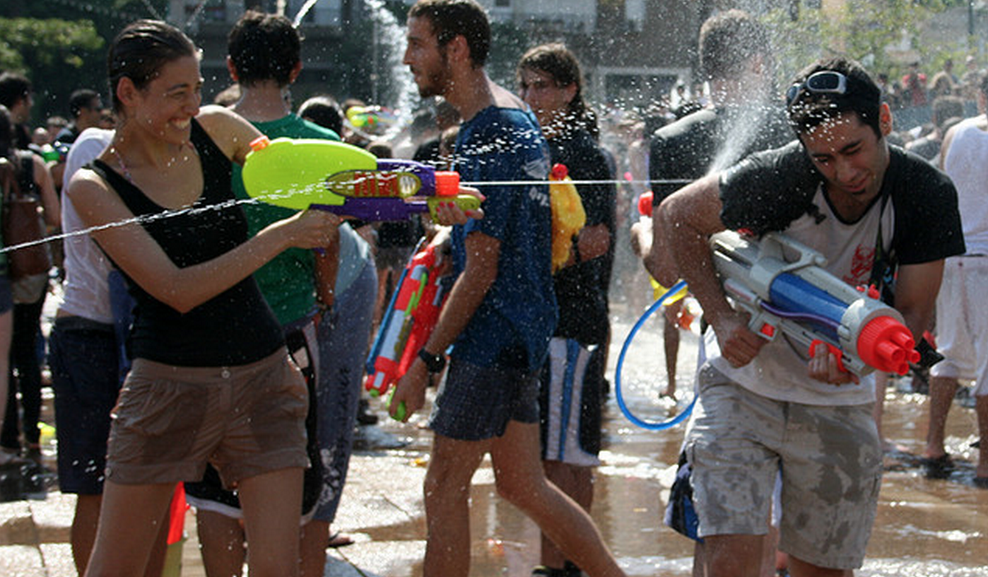 Water fights. Водные войны. Сонгкран европейские девушки. Игры с жару с водой.